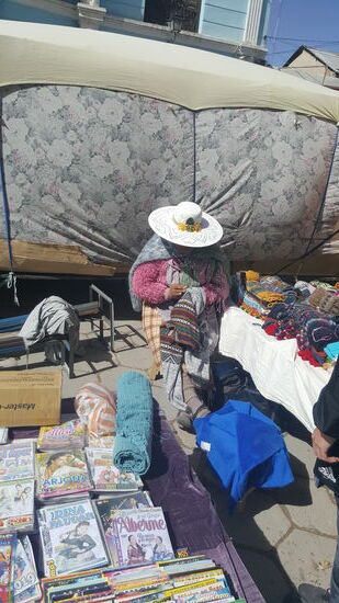 Da Thalias Pulli sich an einer Stelle aufribbelt, geben wir das hier mal schnell zur „Reparatur“