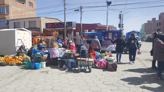 Hier tummeln sich wieder einige an einer Außenküche—ich glaube, es gibt Suppe