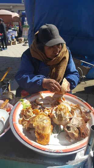 Diese Omi hier macht uns Brötchen mit „Pollo“