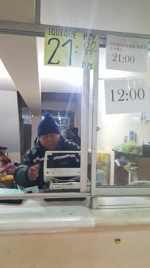 Den Mann beobachten wir, wie er eine alte Schreibmaschine sorgfältig sauberwischt und dann tatsächlich damit die Passagierliste mühsam im 2-Finger Suchsystem abtippt. Thalia kennt so ein Gerät überhaupt nicht...