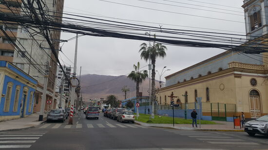Ein Foto von Iquique—hinten wieder die hohen Berge der Anden.
Uns ist es hier in Chile etwas unheimlich—wir fühlen uns nicht so wohl wie in den anderen beiden Ländern. Wir werden auch oft komisch angesprochen.