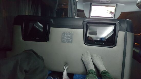 Die Sitze sind ähnlich der Business-class von Flugzeugen. Man kann die Sitze komplett zu einer Liegefläche umfunktionieren und sich dann eine Matratze darauflegen.