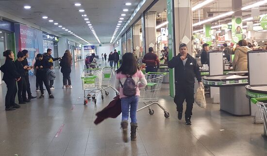 Hinter den Kassen eine Reihe von schwarz gekleideten Sicherheitskräften. Sie kommen sofort an die Kasse wenn jemand Alkohol kauft