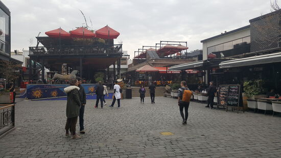 Eine der vielen Flaniermeilen mit Souvenirshops