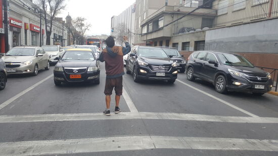 Immer wenn die Autos an einer roten Ampel stehen müssen, sthen Künstler bereit und jonglieren oder machen Kunststücke