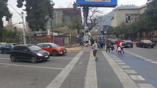 Anschließend sammeln sie an den Autofenstern Geld ein