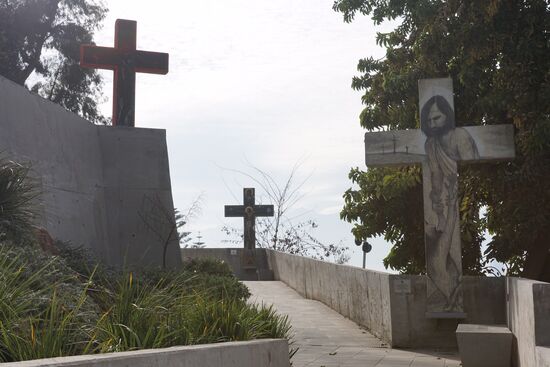 Oben angekommen--eine super Aussicht und verschiedene , kunstvoll verzierte Kreuze