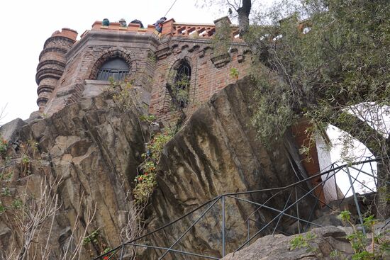 Um den Berg zu erklimmen, muss man  erst einmal durch einen schön angelegten Park mit mehreren Brunnen und Erkern laufen.