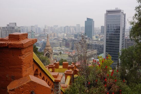Anschließend geht es über einige Treppen und Wege bis zu einer kleinen Aussichtsplattform auf 70 Meter Höhe. Von dort oben hat man eine Menge guter Aussichtspunkte über Santiago und die Berge