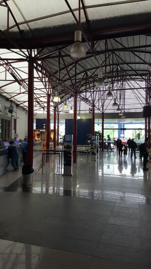 Die Halle ist groß, sauber und modern—hier ist man einen Schritt weiter als bei uns mit den Flix-Bussen