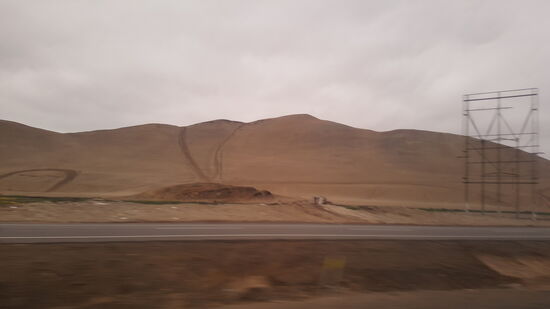 Links ist das Gebirge und rechts der Pazifik (den wir aber nur selten sehen können)