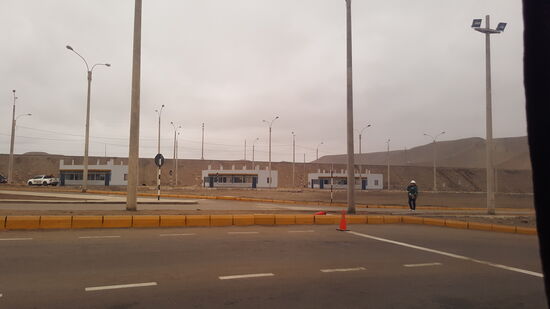 Eine Maut-Station? Jedenfalls Menschen in Uniform und einige Busse werden durchsucht...