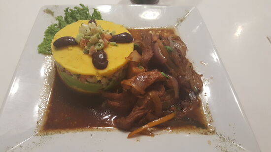 Ich esse ein Gericht mit Rindfleisch—und sehr kunstvoll angerichtetem gemischten Gemüse...