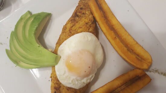 Thalia etwas vegetarisches: Avocado, Ei, gebratene Bananen und Gemüsebratling