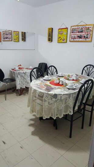 Ganz liebevoll gedeckter Frühstücksraum-außer uns sind nur wenige Gäste hier