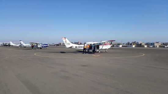 Wir sind nur zu Fünft im kleinen Flieger...warum wohl...??
Sonst sind es immer 6 Leute ...