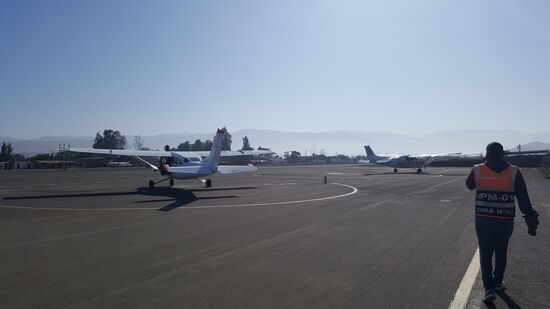 Wir sind total aufgeregt. Wir haben schon gelesen, dass viele speien müssen und haben mit Tüten vorgesorgt...