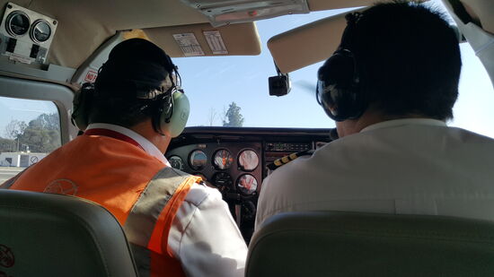 Die beiden Piloten sind sehr nett und erklären alles in gut verständlichem Englisch...