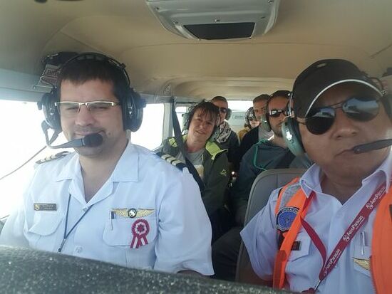 Zum Schluß macht der Pilot noch von jedem Handy Selfies und alle sind glücklich
Ehrlich gesagt reicht es mir auch nach der halben Stunde, etwas flau ist mir doch