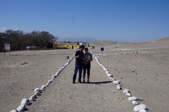 Die Wege, die man begehen darf, sind mit Steinen abgegrenzt