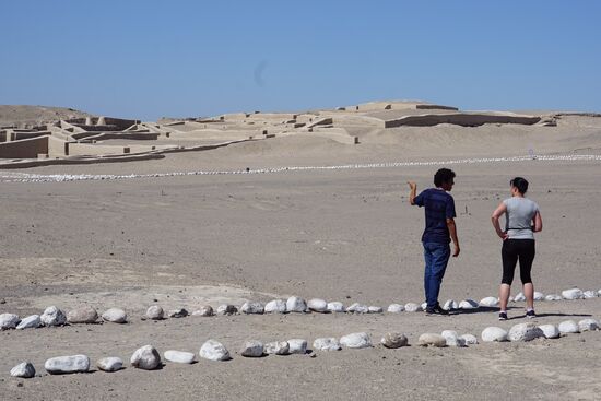 Arturo erzählt, dass nur einmal im Jahr hier für 4 Wochen mit 30-40 Leuten gearbeitet wird