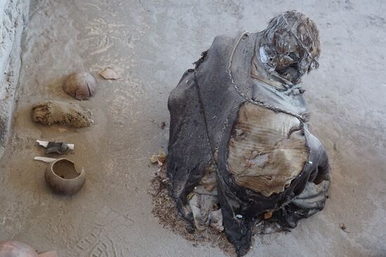 Sie wurden in hockender Stellung mit Töpfen und Schalen als Grabbeigaben beigesetzt