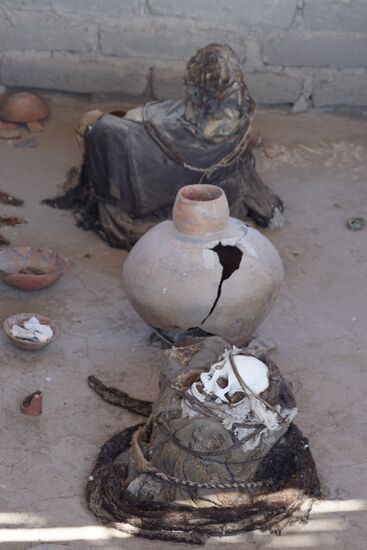 Die Skelette sind alle Original—die Töpfe und Schalen teiweise Rekonstruktionen