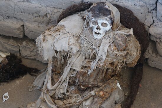 Es ist geplant die Gräber demnächst unter Glas zu bringen, damit sie geschützt sind-ich hoffe sie bleiben so lange noch gut erhalten!