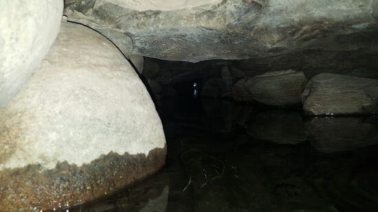 Arturo leuchtet für uns in die Gänge um zu zeigen, dass die Steine noch ursprünglich sind—das kleine Licht dort hinten ist das nächste Loch