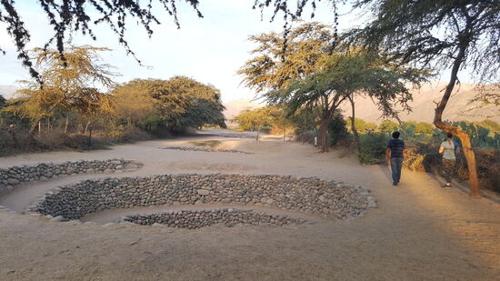 Spiralförmige Eingänge führen hinunter in das Netz von mehr als hundert Kanälen