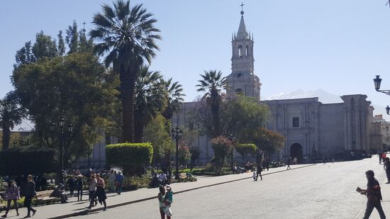 Arequipa liegt nur auf 2335m Höhe-ist eine schöne Stadt aus der Kolonialzeit, umgeben von 3 Vulkanen —alle um die 600m hoch—mit vielen barocken Gebäuden aus Sillar, dem weißen Vulkangestein.
Hier der Marktplatz mit der Kathedrale