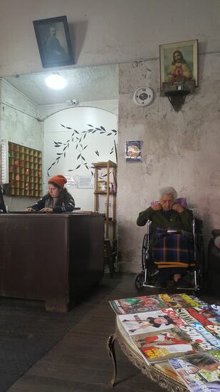 Ein hochtrabender Name—das Mödel sitzt wie die meisten hier den ganzen Tag in Schlabberjogginghosen und Mütze rum. Später wird die Oma hergeschoben, damit sie etwas Gesellschaft hat