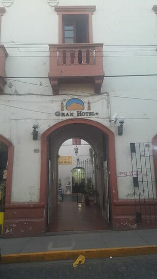 Um 6 Uhr kommen wir in Arequipa an und gehen die 3km bis zum Zentrum und mieten uns hier im „Gran hotel“  für 60 Soles ein