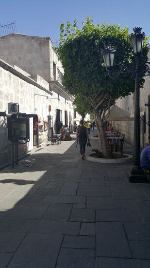 Mit den Tickets in der Tasche, essen wir etwas inder netten kleinen Straße neben dem Marktplatz