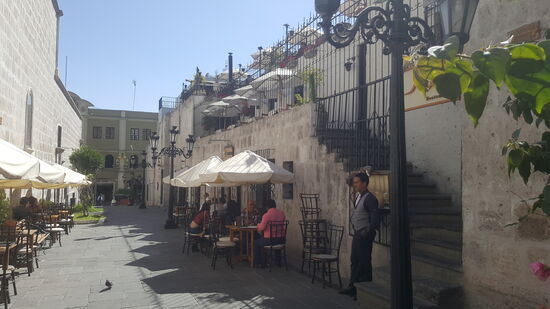 Arequipa heißt auch die „weiße Stadt“—wohl nicht wegen der weißen Gebäude-sondern wegen der helleren Hautfarbe der einstmals im Stadtzentrum lebenden spanischstämmigen Bewohner, die es den Einheimischen verboten, in der Innenstadt zu leben.