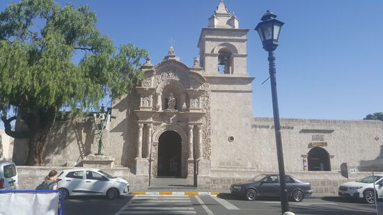 Dann kraxeln wir noch auf einen Aussichtspunkt, wo es wieder eine Kirche .....