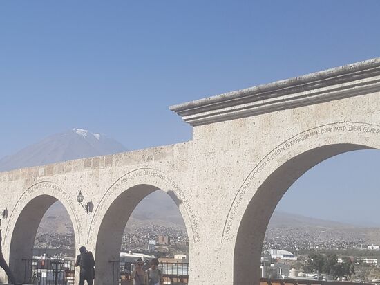 .....und eine schöne Aussicht gibt...mit den 3 Vulkanen im Hintergrund.-der 5822m kegelförmige hohe „Misti“ fällt immer sofort ins Auge daneben der 6057m hohe „Chachani“
Es gibt hier sehr oft Erdbeben—tatsächlich täglich 12 Erdbewegungen im Durchschnitt.