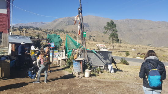 Jetzt sind wir an unserem Ziel , das Dorf Cabanaconde, angekommen und können noch einmal Wasser einkaufen, auf Toilette gehen und Bambusstöcker als Wanderhilfe erwerben (alles für kleines Geld).