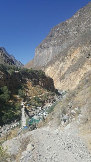 Aber irgendwann erreicht auch der Letzte gegen 13.30 Uhr das Ziel: Die Brücke—der Treffpunkt!
Die Ersten warten dort schon seit 40 Minuten. Man gönnt mir aber auch noch eine kurze Pause und dann gehts weiter—bergauf!! Ich bin am kämpfen...Schritt für Schritt...