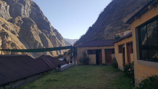 Hier übernachten wir nun in einfachen Unterkünften. Wir sind alle gut durchgeschwitzt und gegen 18 Uhr wird es dunkel und eisigkalt.
Natürlich gibt es keinen Strom in den Gästehäusern.