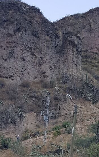 Wir beobachten den Mann der den Esel den Berg hinauftreibt...