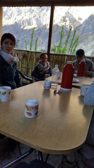 Beim Frühstück haben wir die tollste Aussicht auf die Berge