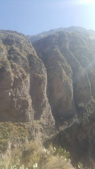 Diese 3 Löcher sind Gräber aus der Inka-Zeit. Die Inkas wollten weit oben begraben werden, weil sie an Reinkarntion glaubten und so als Condor wiedergeboren würden und nicht als Schlange, wenn die Gräber am Boden wären