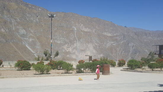 So ein friedliches Bild mit dem kleinen Peru-Mädel und dem riesigen Gebirge..