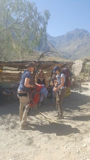 Wieder kommen wir an einen Kiosk und kaufen was das Zeug hält...