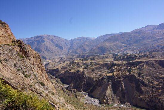 Trotzdem verharren wir immer wieder und bestaunen die Aussicht.
Unglaublich um 7.59 Uhr habe ich es geschafft—ich bin oben und habe das Gefühl ich müßte gleich umkippen.