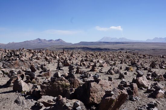 Wir fahren immer höher und stoppen schließlich noch einmal um 14 Uhr bei 4900m Höhe. Alle torkeln mehr oder weniger aus dem Bus.  Man sieht von hier den 6535m hohen schneebedeckten „Mismi“