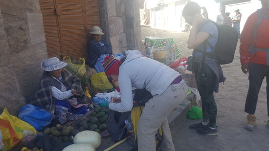 Im Dorf angekommen wird wieder eingekauft: Obst und Avocado...