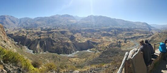 Wir schauen hinunter auf die Berge...aber es geht noch höher....