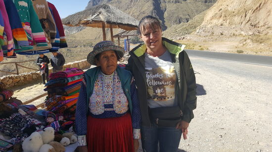 Bei der Omi kaufen wir unseren ersten Alpaka-Pullover—es sollen noch viele folgen..,